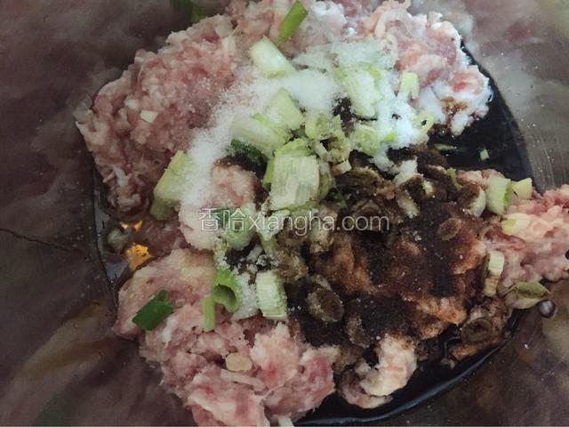 五花肉加入适量酱油，盐，香油，葱花，姜末搅拌均匀顺时针搅拌上劲