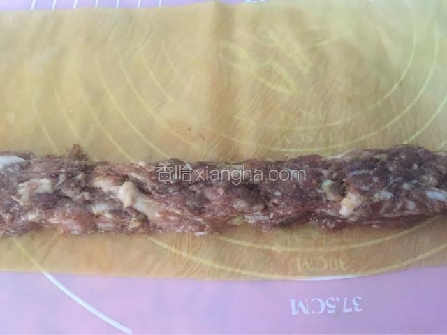 将肉馅放入油豆皮一端大约二指宽