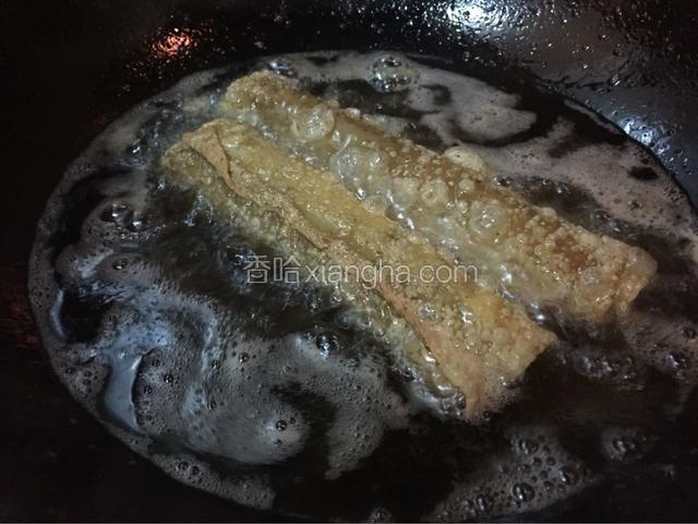 锅中热油，油热加入豆皮卷炸制转小火