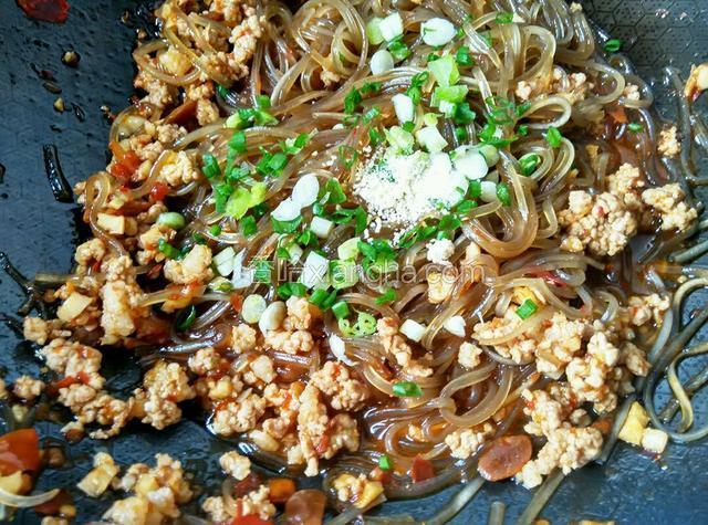 最后调入鸡精，葱和芝麻油出锅