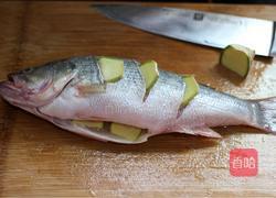 鲈鱼蒸毛豆的做法图解2