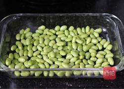 鲈鱼蒸毛豆的做法图解3