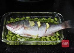 鲈鱼蒸毛豆的做法图解4