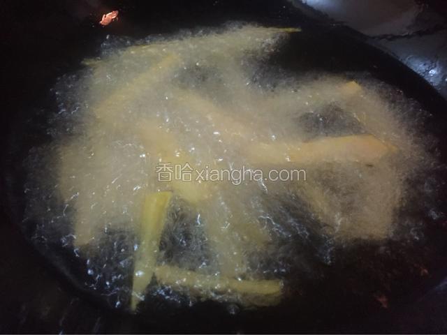 锅中热油，油热加入红薯条炸制红薯条外表变脆，关火将芹菜倒入油锅炸制三十秒立马捞出