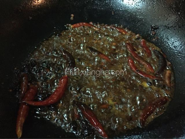 锅中热油，油热加入干辣椒，花椒，八角炒香加入牛油火锅底料和豆瓣酱翻炒均匀