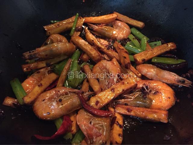 加入所有食材快速翻炒