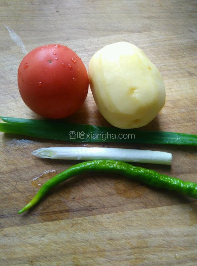土豆削皮，一个西红柿，一个青椒，一根葱