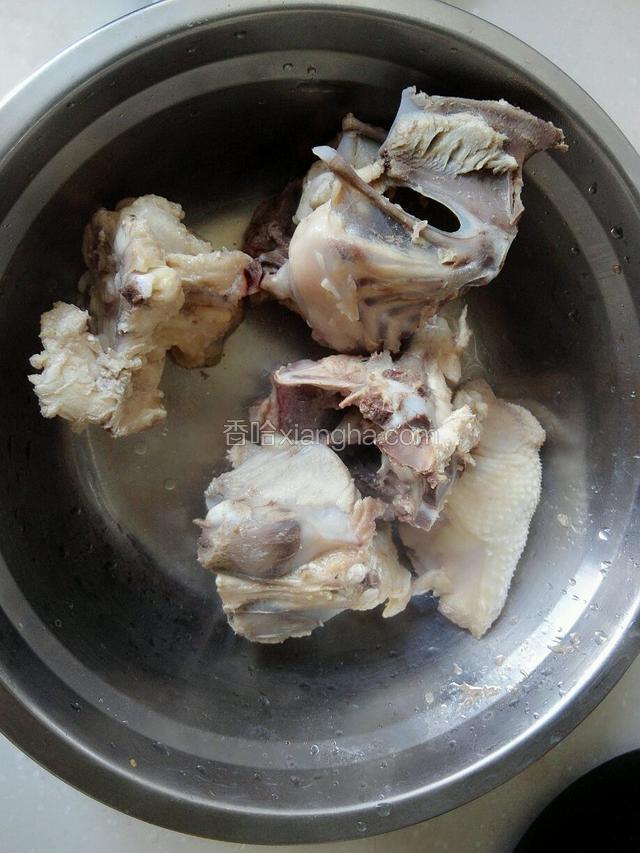 冒过血水的鸡架盛出