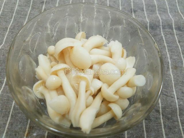 烫好的蘑菇捞出来备用。