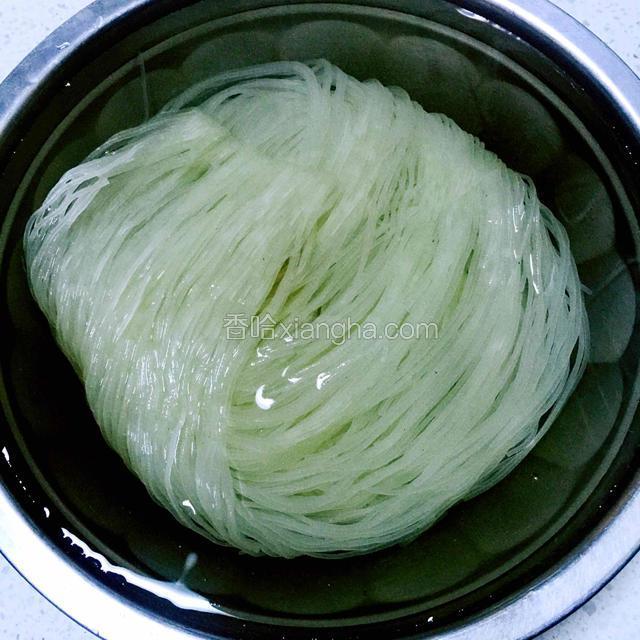 取一中号盆接清水，放入米线泡3个小时以上。我是头天晩上泡上第二天早上做滴！是三人的量。