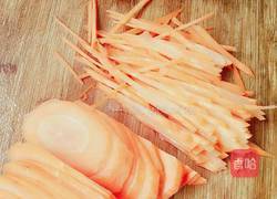 红萝卜炒五花肉的做法图解1