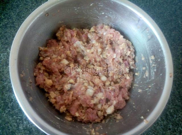 将肉和浸泡软的香菇剁碎，用盐、白糖、生粉、生抽、胡椒粉和油抓一抓，腌一会。