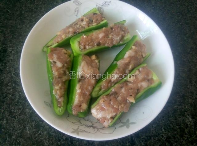 将2步骤的肉酿入青椒內，肉表面在蛋清液中滚一下。