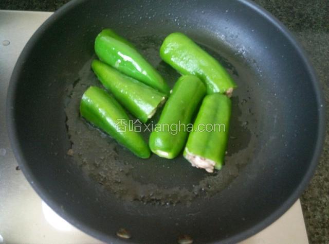 起平底锅，放适量油，先将有肉的一面朝锅内放下，中小火慢煎。