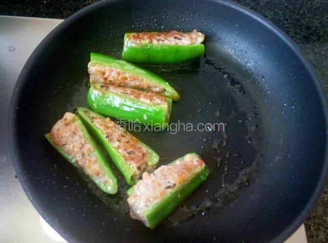 翻面再煎，青椒皮变得稍为焦黄。