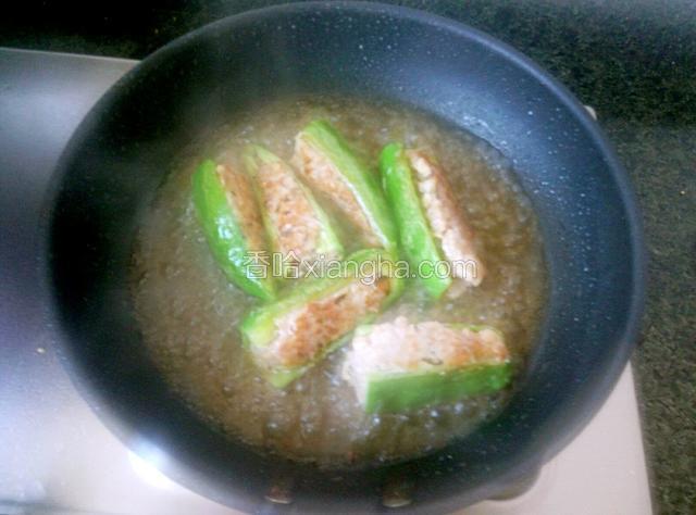 倒入事先勾茨好的生抽、白糖和生粉液，煮至收浓汁。