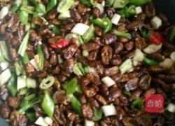 尖椒炒蚕蛹的做法图解5