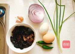 洋葱木耳炒鸡蛋的做法图解1