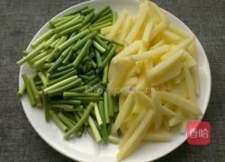 土豆条炒蒜苔的做法图解2