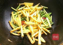 土豆条炒蒜苔的做法图解9