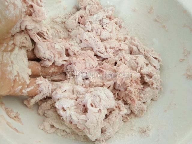 然后用适量的温水先搅成面穗状。