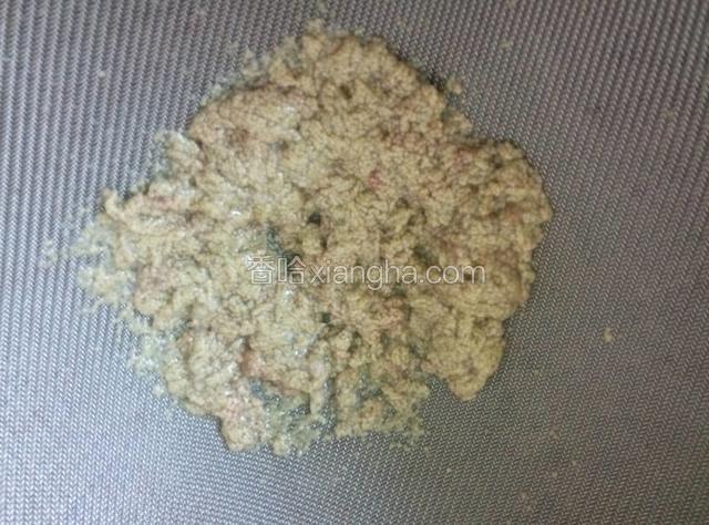 鱼子用剪刀剪去包膜，冲洗干净滤干。