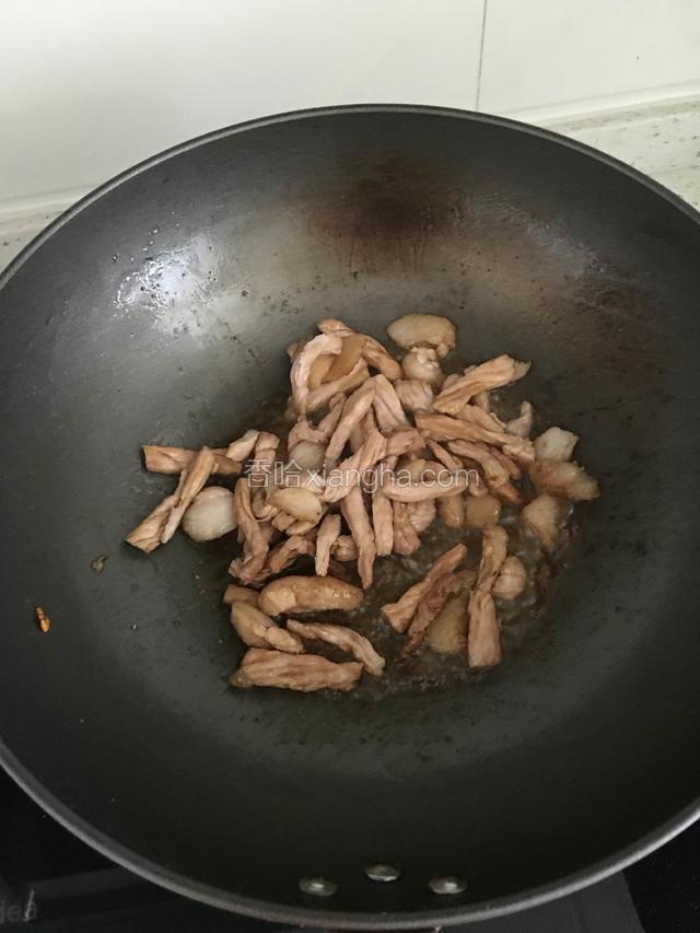 放入盐和酱油再炒一分钟