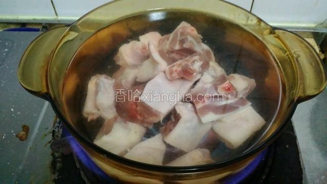 鸭腿切块冷水下锅焯制