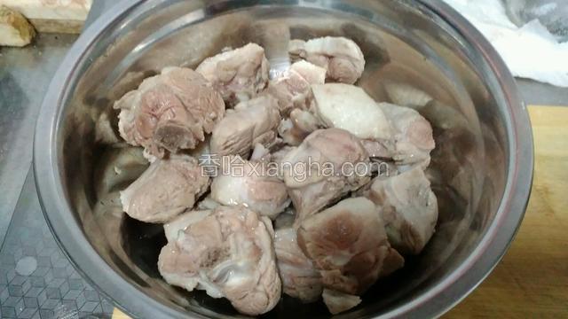 水开5分钟将鸭腿捞出