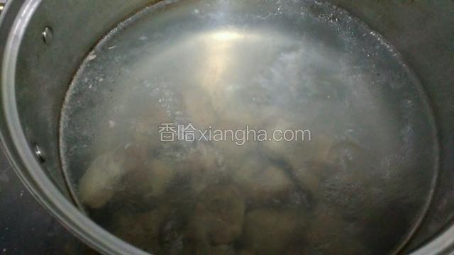 水开后将焯好的鸭肉倒入锅内