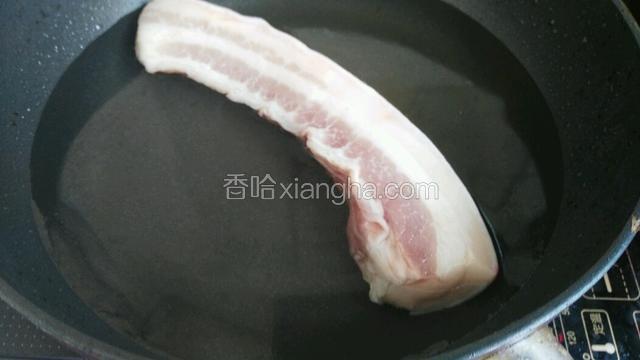 把五花肉冷水下锅