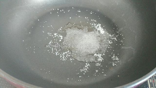 另起锅锅放底油，把糖加入