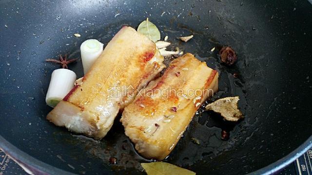 把香料和葱姜放入翻炒一会儿