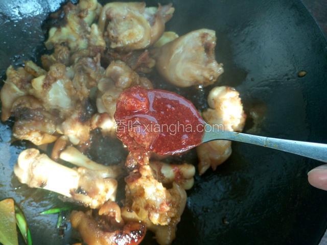 翻炒均匀后，加入一大勺的腐乳汁和半块腐乳