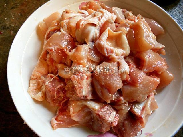 鸡肉冲洗干净，剁成块，加少许盐和少许淀粉或者1/4鸡蛋液抓匀腌制30分钟。