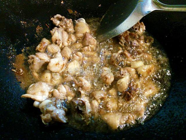 锅中加少许油将腌好的鸡肉大火煸炒至出油金黄。