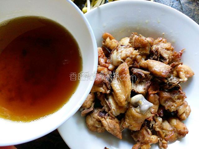 盛出鸡肉和炸出的油。