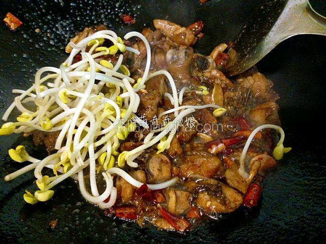 加入黄豆芽，翻炒至酱汁完全吸收即可。