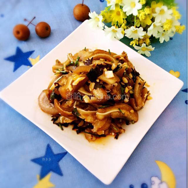 把所有的辅料倒入猪耳朵内，加少许生抽、辣椒油、芝麻油、花生油、少许盐拌均匀即可。