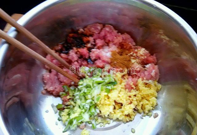 把肉馅放到盆中，放葱，姜，盐，酱油，胡椒粉，鸡精，然后把烧好的油倒进去。（油里面的葱姜料要捞出扔掉）