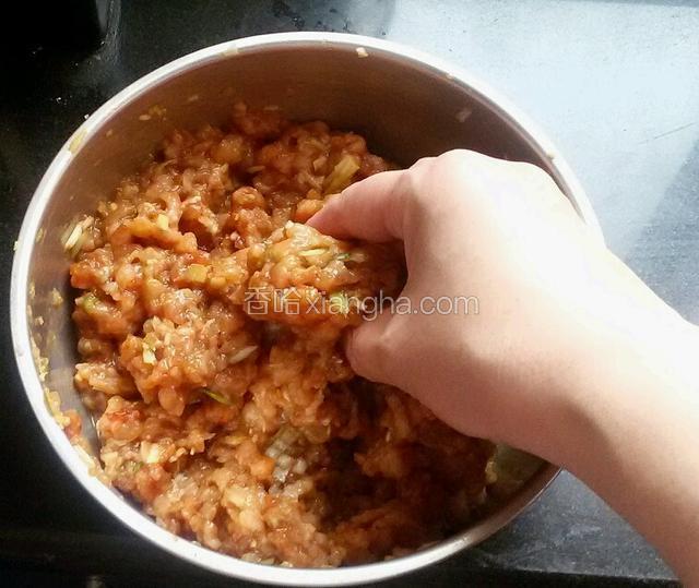 然后把肉馅拌匀，拌均匀后要用手使劲摔打，这样拌出的肉馅不发散而且劲道。