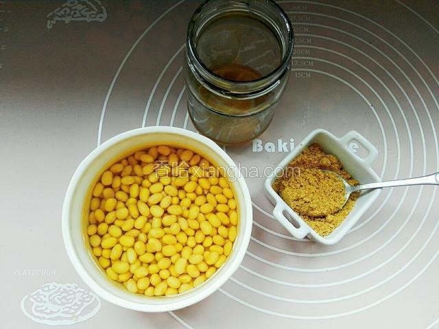 黄豆洗净泡过夜，亚麻子和蜂蜜备齐