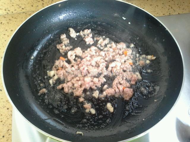 加入肉末炒2分钟