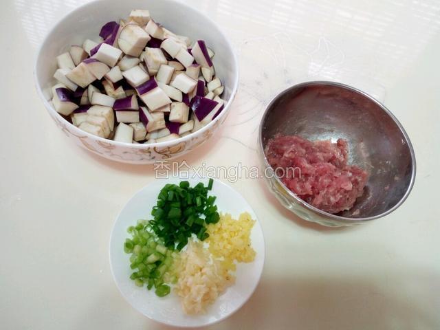 准备材料:茄子切丁（瘦长的茄子）、瘦肉切成肉沫（加少许盐、生粉抓匀腌制10分钟）、姜葱蒜切粒。