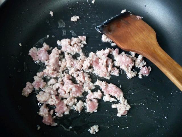 锅中倒入适量油烧至七分热时，加入肉沫，中火翻炒至六分熟。装盘备用。