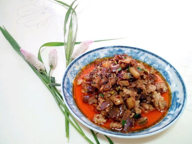 装盘。香味扑鼻。没开灯的效果。
