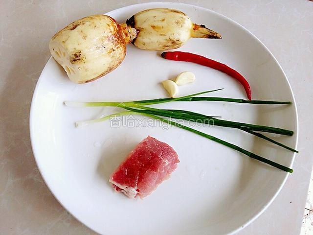 准备主食材和部分配料，如图所示