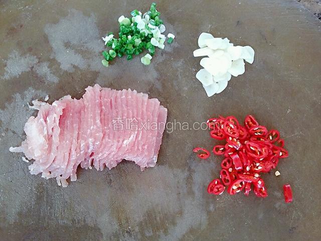 再把瘦肉在案板上切成片，蒜瓣同样切片，葱切葱花，线椒切小丁备用