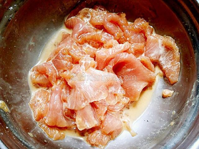 抓匀后的瘦肉干湿适中，如图