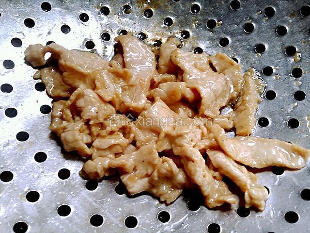 瘦肉都变色时，捞出沥油备用